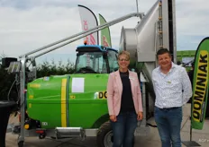 Monique en Jan Berend van den Berg van Dominiak bij de nieuwste Qui Mast met drift reductiesysteem, op 99% driftreductie getest.